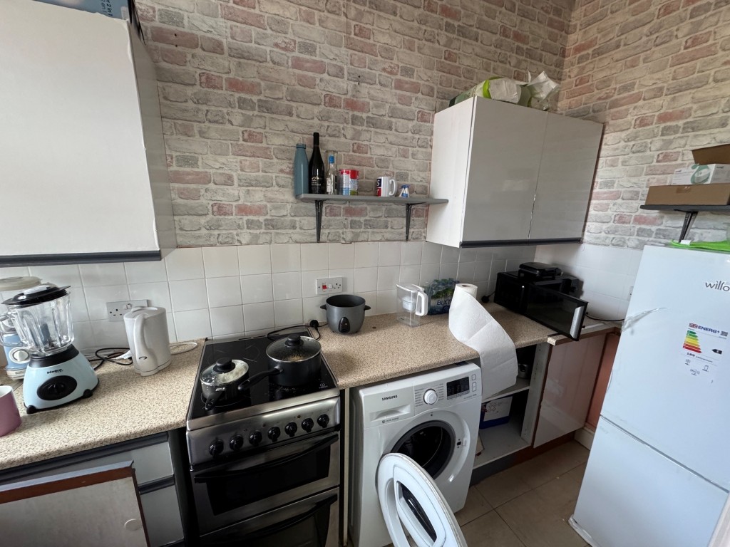 Lot: 132 - PERIOD FREEHOLD BLOCK OF SIX FLATS WITH OFF STREET PARKING - Hay House - Flat 2 - kitchen